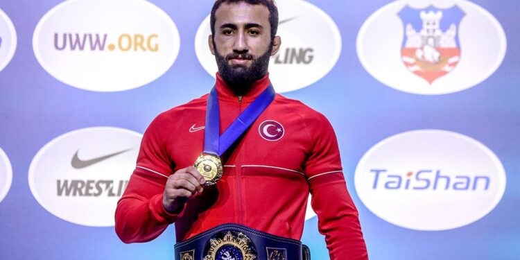 Milli güreşçi Burhan Akbudak’tan “devamı gelecek” mesajı