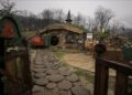 Bosnalı kız kardeşler her biri farklı dekore edilen hobbit evleri inşa ediyor