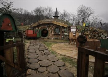 Bosnalı kız kardeşler her biri farklı dekore edilen hobbit evleri inşa ediyor