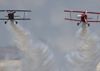 Akrobasi pilotu baba-kız uçaklarıyla gösteri yaptı