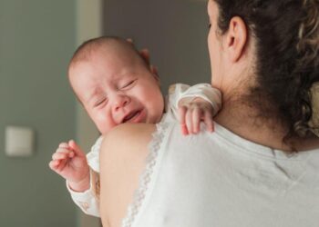 Ağlayan bebeği sakinleştirmenin en iyi yolu 5 dakika yürüyüş