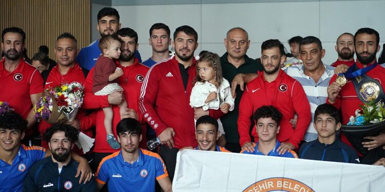 Dünya şampiyonu Grekoromen Güreş Milli Takımı yurda döndü