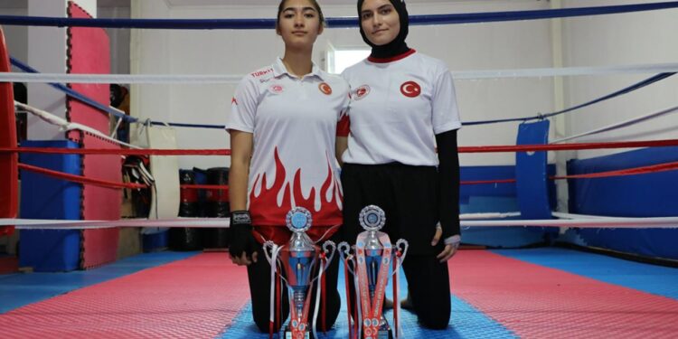 Kick boksta dünya şampiyonu kardeşlerin hedefi hep zirvede kalmak