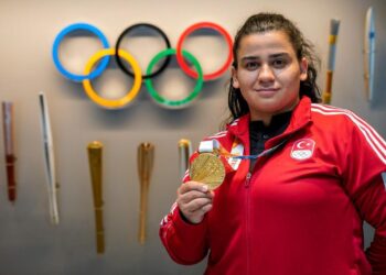 Milli halterci Dilara Narin altın madalyasına kavuştu