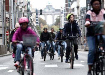 Brüksel sakinleri “arabasız” yolların keyfini yaşadı