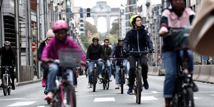 Brüksel sakinleri “arabasız” yolların keyfini yaşadı