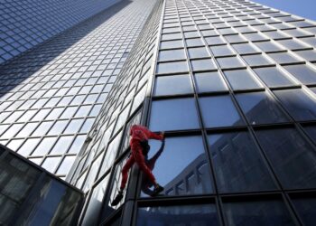 Fransız Örümcek Adam 60. yaşını böyle kutladı