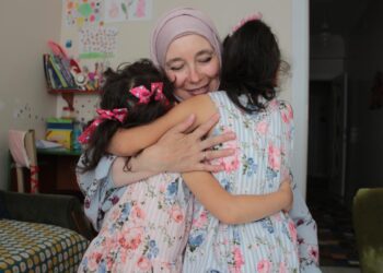 Özlem anne “Size bir defa sarılabilir miyiz?” diyen iki kardeşe gönlünü açtı