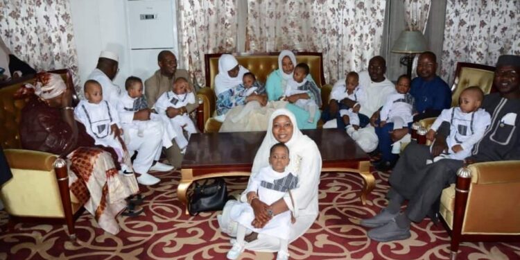 Tek seferde 9 çocuk dünyaya getiren anne ve bebekleri ülkesine döndü