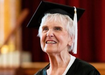 Üniversiteye başladıktan 71 yıl sonra mezun olan kadından tavsiye: “Pes etmeyin”