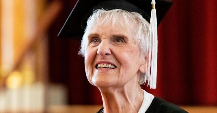 Üniversiteye başladıktan 71 yıl sonra mezun olan kadından tavsiye: “Pes etmeyin”
