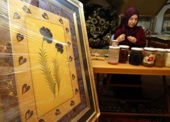 Kendi ürettiği doğal malzemelerle sanatını renklendiriyor