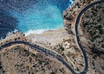 Kaputaş Plajı mavinin benzersiz tonlarıyla dikkat çekiyor