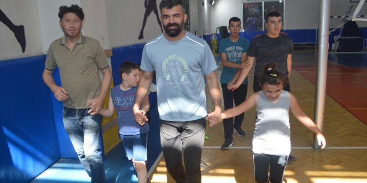 İşitme engelli milli atlet otizmli çocukların gelişimine katkı sunuyor