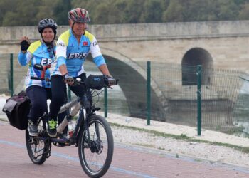 Emekli öğretmen çift yaşamlarına ikili bisikletle neşe katıyor