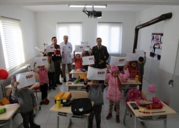 Jandarmadan ilkokul öğrencilerine karne sürprizi