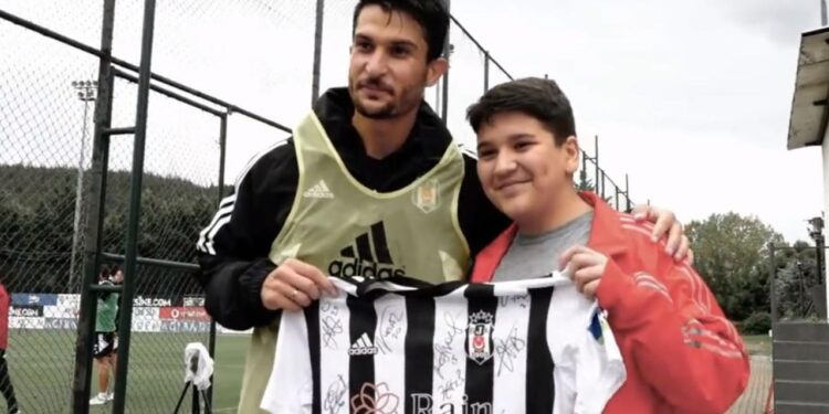 Kanseri yenen genç Beşiktaşlı hayalini gerçekleştirdi