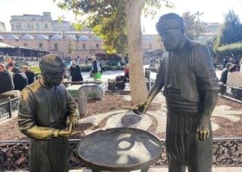 Eminönü’nde pes dedirten olay: Bronz heykelin simitlerini çaldılar!