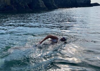 Master yüzücünün yeni başarısına yunuslar da eşlik etti