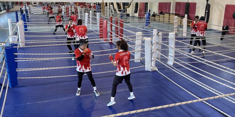 Yıldız milli boksörler Avrupa Şampiyonası’na hazır
