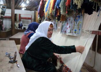 Tezgahının başında geleneksel motiflere hayat veriyor