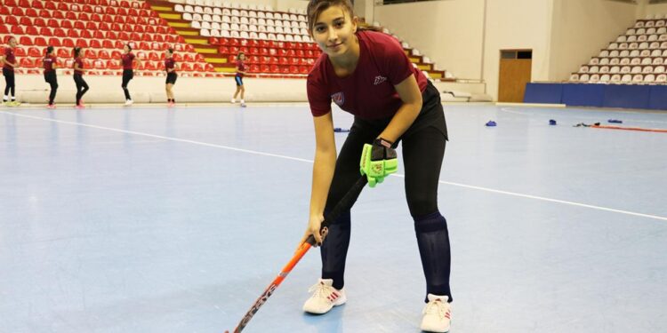 Hem eğitimini hem hokeyi kariyerine sığdırdı