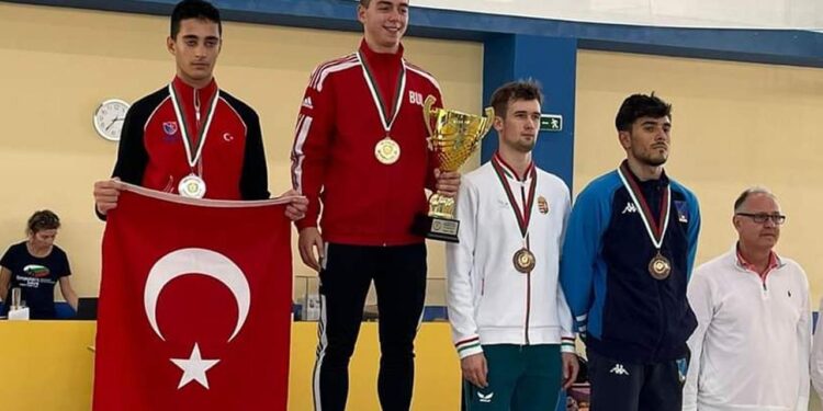 Milli eskrimci Furkan Yaman gümüş madalya kazandı