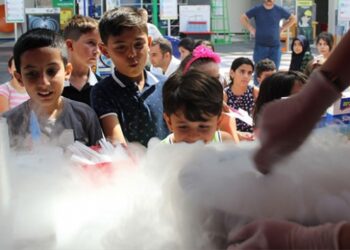 Gaziantepli çocuklar azotla dondurma yaptı
