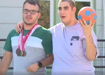 Özel gereksinimli Burak ve Gürkan azimleriyle engelleri kırdı