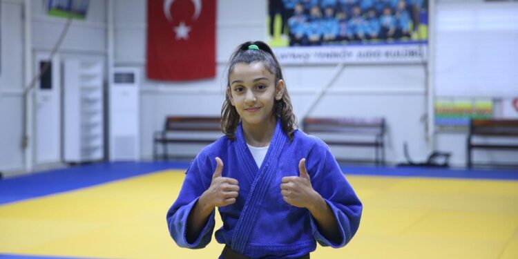 13 yaşında şampiyon milli judocu Ezgi Topçu hedef büyüttü