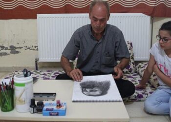 Savaş mağduru ressam, Suriyeli çocuklar için çiziyor