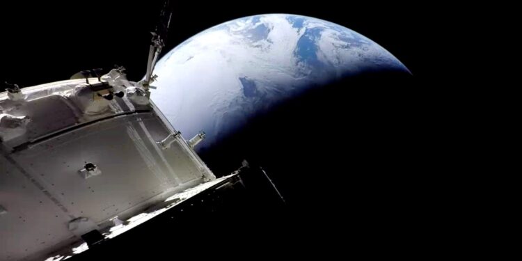 Orion, Ay’ın yörüngesinden Dünya’ya döndü
