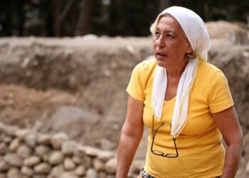 Tarihi mekanları gezmek için 60 yaşında arkeoloji okumaya başladı