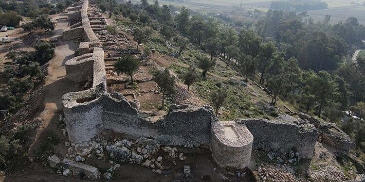 Muğla’da Orta Çağ kalesinin olduğu bölgede 2 bin 700 yıllık kalıntılara ulaşıldı