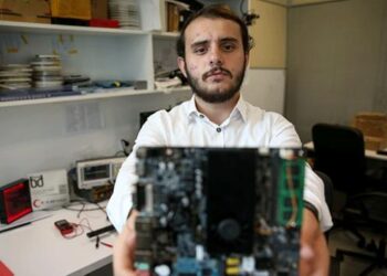 18 yaşındaki genç kendi imkanlarıyla ana kart üretti