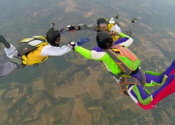 Paraşütçü baba oğul gökyüzünde heyecanı birlikte yaşıyor