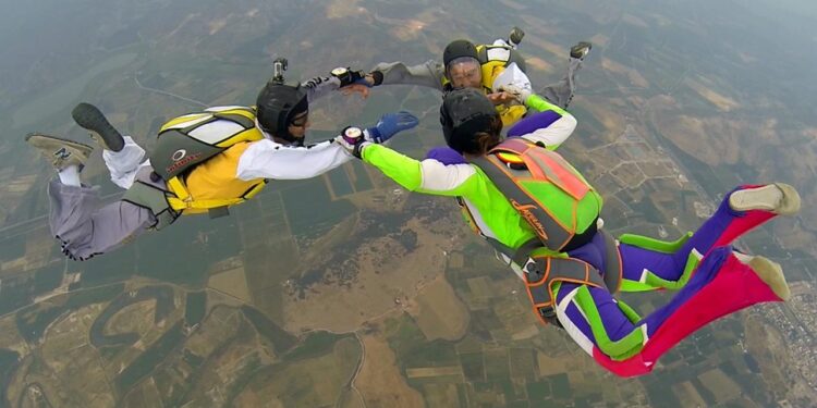 Paraşütçü baba oğul gökyüzünde heyecanı birlikte yaşıyor