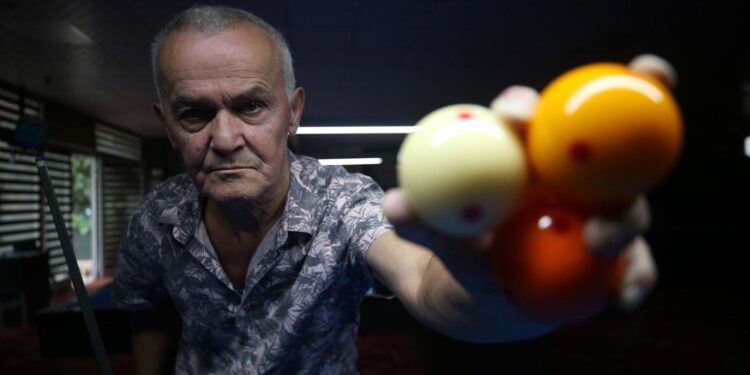 Emekli muhasebeci bilardo tutkusundan 46 yıldır vazgeçmiyor