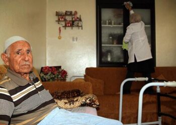 Engelli ve yaşlıların kişisel bakımlarını gideriyorlar