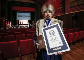 Kırgız Manasçı İsakov, 124 saat Manas okuyarak Guinness Rekorlar Kitabı’na girdi