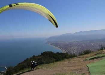 Ordu’nun mavi ve yeşil manzarasında yamaç paraşütü