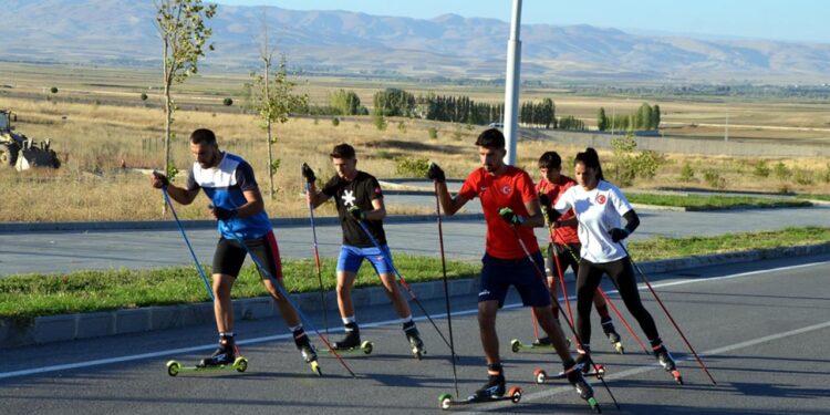 Muş’ta kayaklı koşu sporcuları asfaltta şampiyonalara hazırlanıyor
