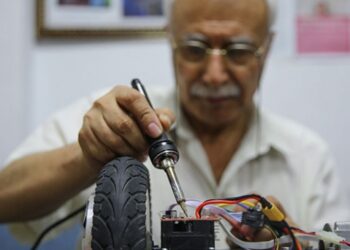 Oyuncak tamircisi Mustafa Nacar çocukların yüzünü güldürüyor