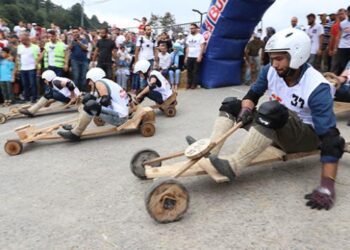 Rize’de “Geleneksel Formulaz Tahta Araba Şenliği” düzenlendi