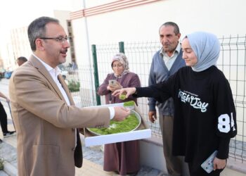 Bakan Kasapoğlu öğrenci ve velilere baklava ikram etti