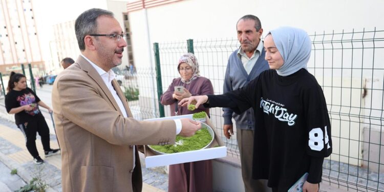 Bakan Kasapoğlu öğrenci ve velilere baklava ikram etti