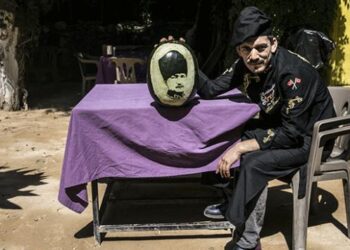 Dünyaca ünlü isimleri karpuz üzerine resmediyor