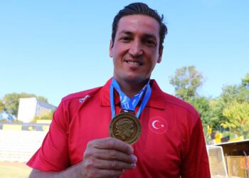 Tenis antrenörü Serdar Koç atletizmde Balkan şampiyonu oldu