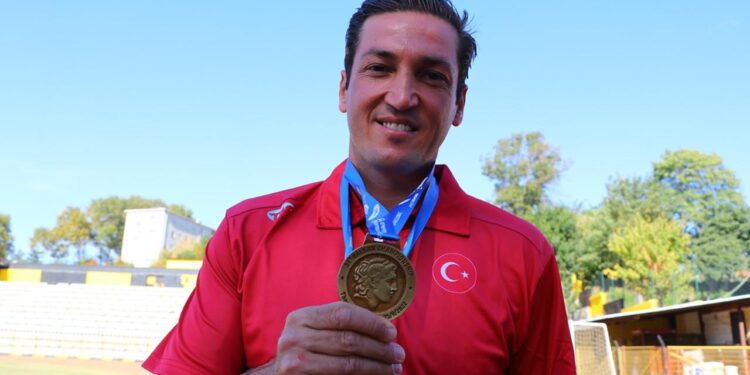 Tenis antrenörü Serdar Koç atletizmde Balkan şampiyonu oldu