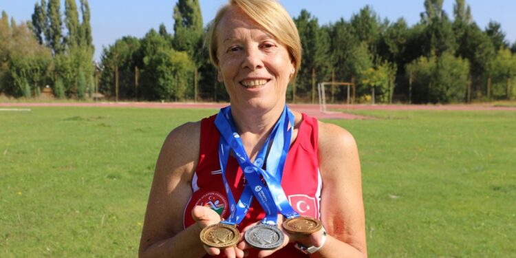 Eskişehirli 66 yaşındaki kadın atlet rekor üstüne rekor kırıyor